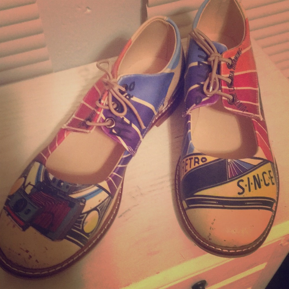 Adorable retro style flats!